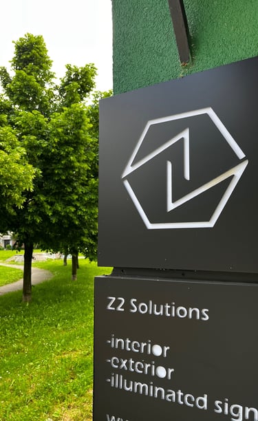 Sjedište firme Z2 Rješenja sa istaknutim znakom i pogledom na obližnja drveća
