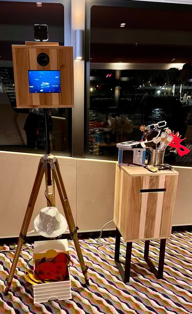 un photobooth avec sa station d'impression et des accessoires pour se prendre en photo