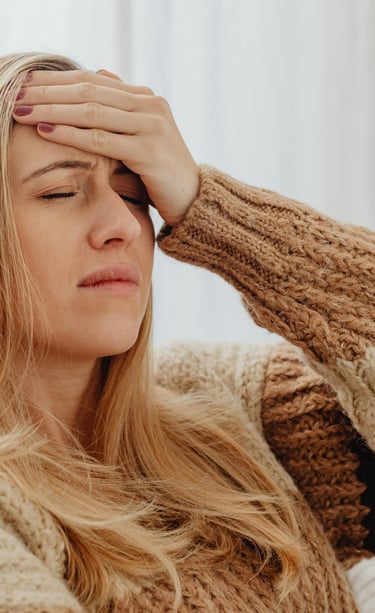 Femme fatiguée avec douleurs lombaires illustrant les douleurs chroniques.
