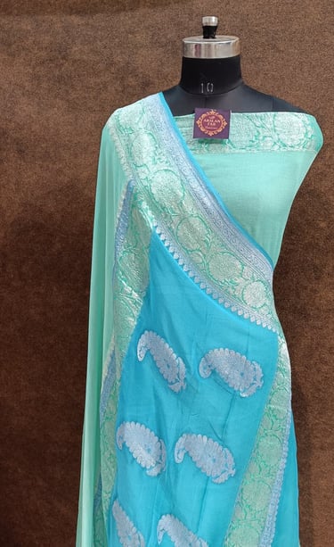 a blue and white sari sari sari sari sari sari