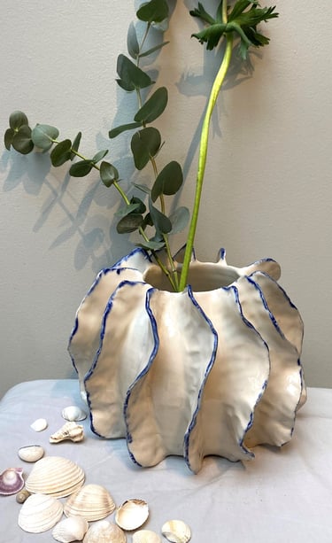 estelle del poterie vase en grès blanc et touche de cobalt