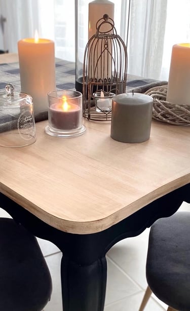 Table repeinte en noir, plateau entièrement poncé avec application d'un vernis transparent