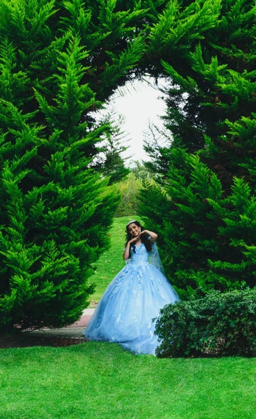 Detalle del maquillaje de quinceañera en Bogotá — TheLens.