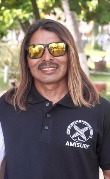 chano el intructor de surf en puerto escondido