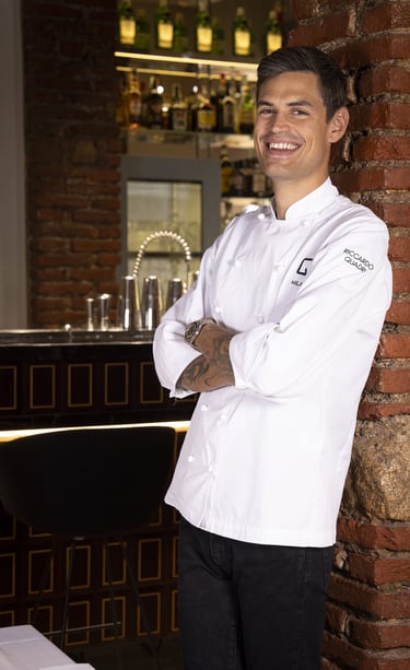 Ritratto dello chef e patron Riccardo Quadri all'interno del suo bistrot milanese.