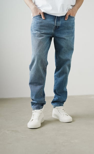 Rongzhiyue: Man in jeans and white sneakers