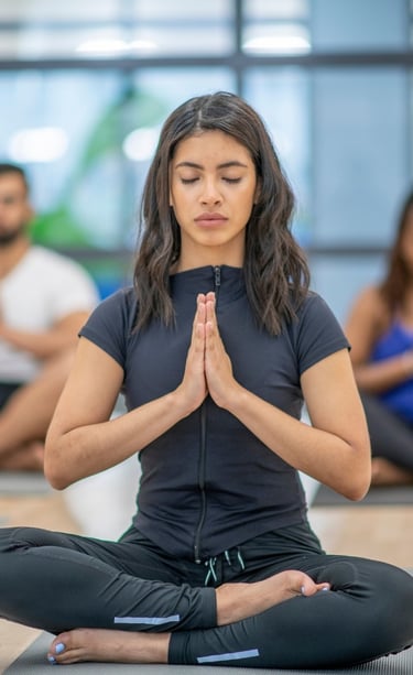 Rongzhiyue: Woman meditating in black activewear