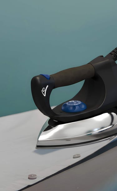 Żelazko parowe marki EV z wysokiej klasy stopą teflonową, chroniącą jedwab i len przed przypaleniem.
