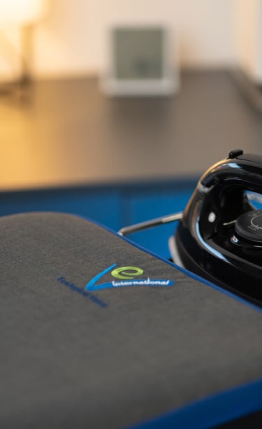 Profesjonalne żelazko parowe EV do stacji Atlantis. Prasowanie koszuli przy użyciu suchej pary. Idealne dla butików i domów.