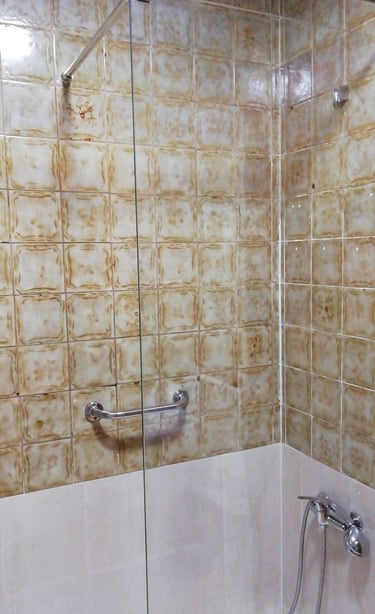 Instalación de mamparas de ducha de vidrio de seguridad a medida.