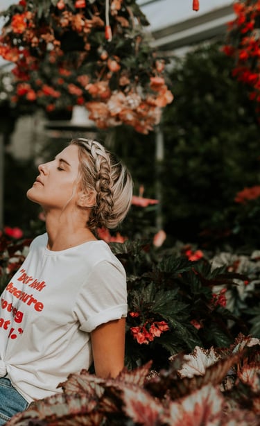 mujer disfrutando de las plantas 