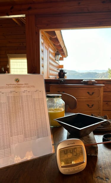 fuego sagrado agnihotra en piramide de cobre salida y puesta de sol vedas purificación de atmósfera