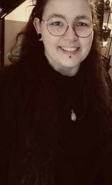 Moi, la créatrice de ce site, de cette marque. Souriante, habillée de noir avec un collier en pierre