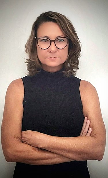 ana jardim mulher cabelo castanho e oculos com braços cruzados
