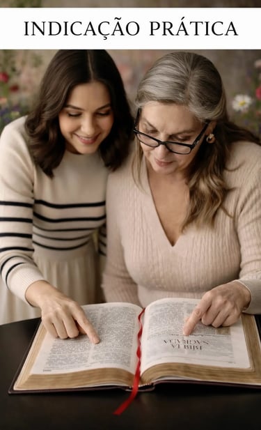 mulheres analisando Bíblia feminina para indicação prática de uso