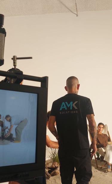 Operatore di AMK Solutions sul set durante uno shooting fotografico professionale. 