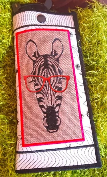 ITH-etui-lunette-motif-broderie-machine-lesbroderiesdenonette