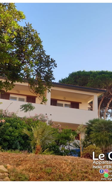 casa con un ampio balcone a Isola d'Elba