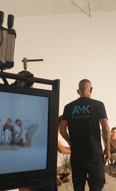 Operatore di AMK Solutions sul set durante uno shooting fotografico professionale.