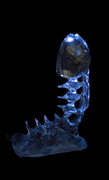 escultura de un pez de hielo 
