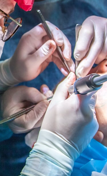 Cirugía oral y maxilofacial: equipo de especialistas realizando procedimiento quirúrgico dental