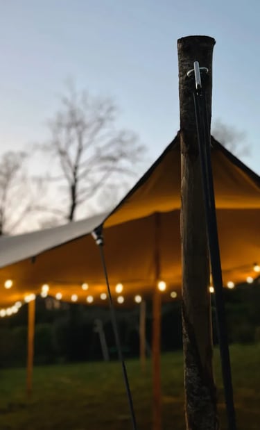 poteau tente stretch, tente nomade dans jardin pour mariage