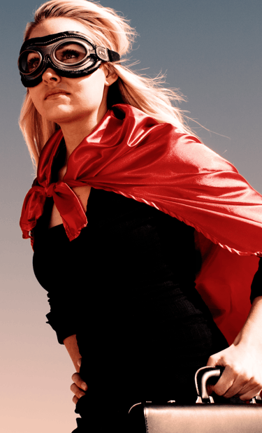  Femme en costume noir avec une petite cape rouge et une valise noir