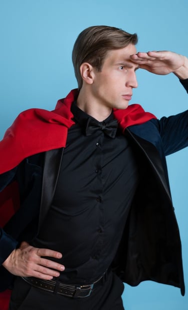  Homme en costume noir portant une cape rouge courte regardant au loin