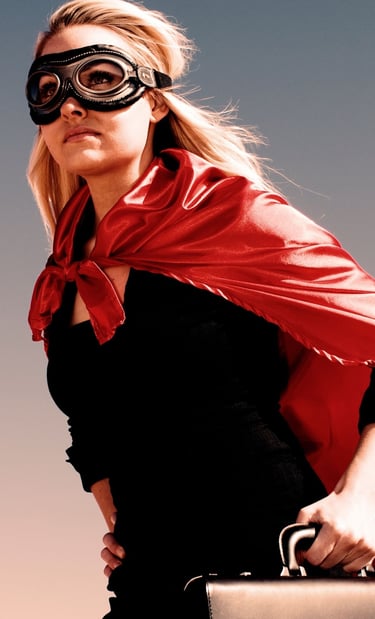  Femme en costume noir avec une petite cape rouge et une valise noir