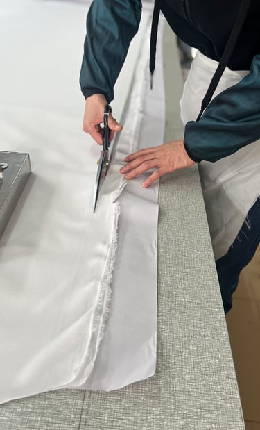 Couturière travaillant une robe de mariée modest hijabi bridal gown en crêpe lourd et mousseline