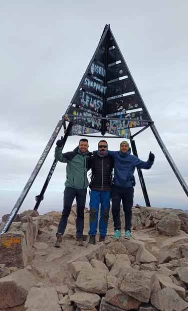 cumbre del Toubkal con Rafa, Salvador y Mohamedd