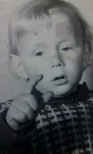 Der kleine Peter ca. 1945 unbearbeitet, unscharf