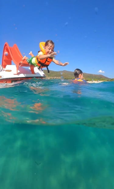 pedalo avec toboggan à Lozari Watersports