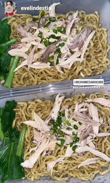 Keseruan makan di Mie Ayam Kesawan rukan osaka pik 2