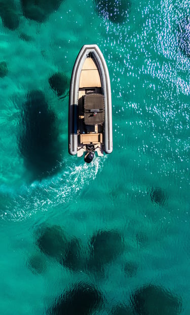 Noleggio gommone Cagliari SeaWater Phantom 260 con ampi spazi a bordo