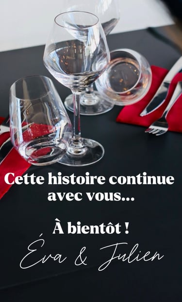 Verres à vin et verres à eau vides posés sur une table gris foncé et des serviettes en papier rouge