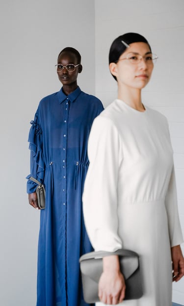 Mainoskuva naisista valkoista taustaa vasten