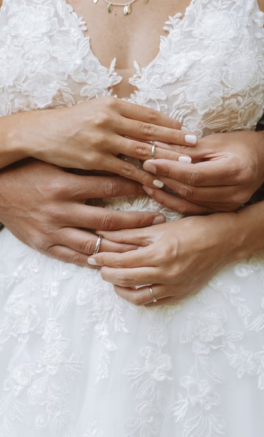 Hochzeitsfotograf Coburg: Emotionaler Moment des Ringtauschs bei der Trauung.