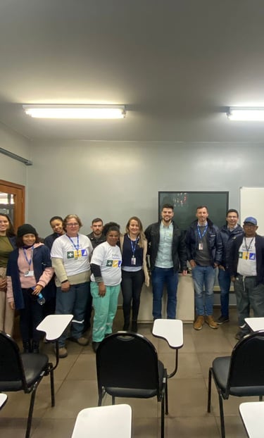 Capacitações personalizadas no ambiente da empresa, com foco operacional e certificação.