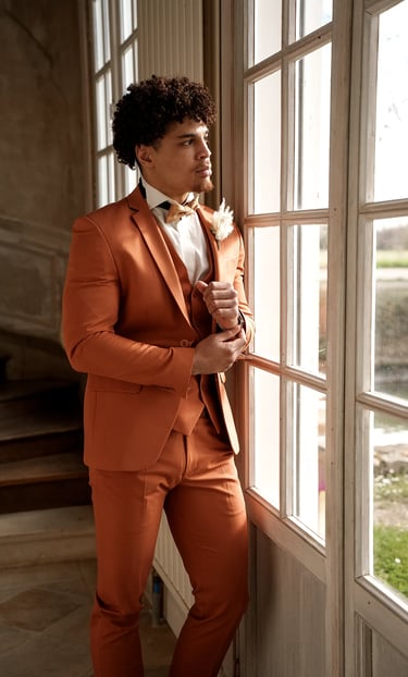 raphael monny dans un costume de marié