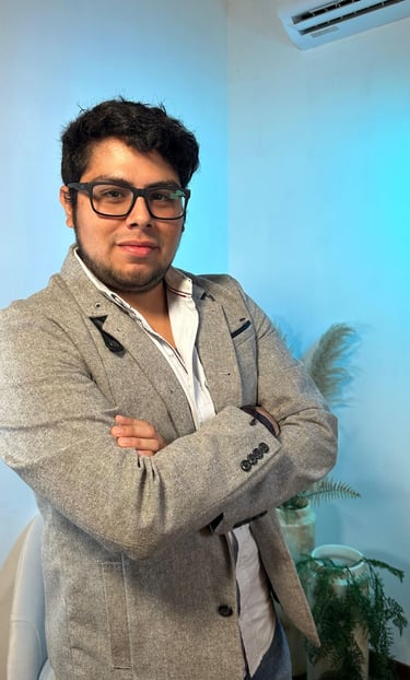 psicologo profesional sonriendo para una foto con vestimenta formal