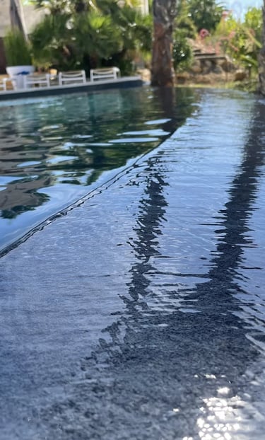 construction d'une piscine à débordement en béton armé par EGPR à Hyères à Toulon