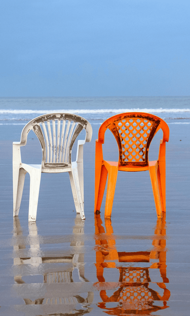 Een rode en een witte stoel die de verdeeldheid weergeven.