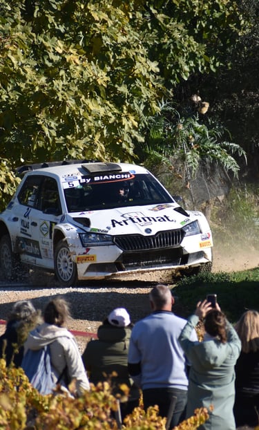 Skoda Fabia Rally2 Evo en pleine courbe devant le public dans le Vaucluse