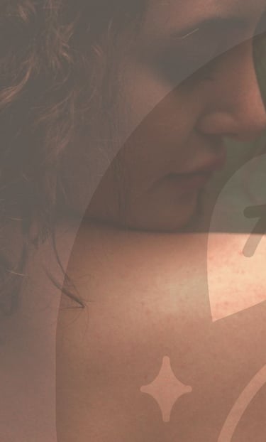 Una mujer con cabello rizado que muestra una piel clara en su hombro con una superposición de hojas 