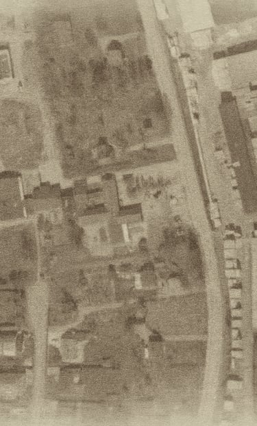 Historiskt inspirerat flygfoto över Moheda Långagård, återskapat i gulnad arkivstil från 60-talet.