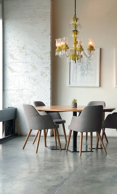 sala de jantar moderna com piso de cimento queimado