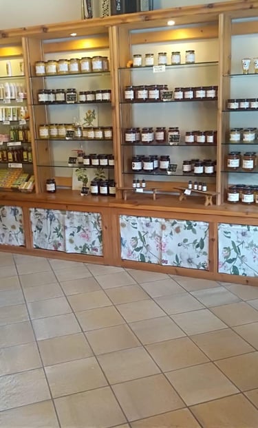 Interno del negozio a Sampeyre con miele e cosmetici esposti sugli scaffali