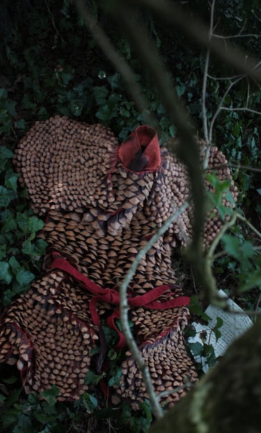 armure au sol et broderies d'écailles de pomme de pin