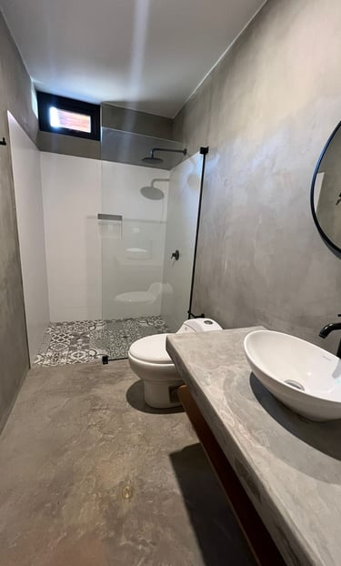 Baño completo de habitación familiar en La Morada, casa de playa de lujo frente al mar en Punta Sal